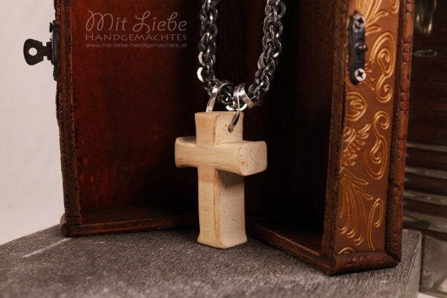 Holz Kreuz mit Statementkette - Kreativwerkstatt