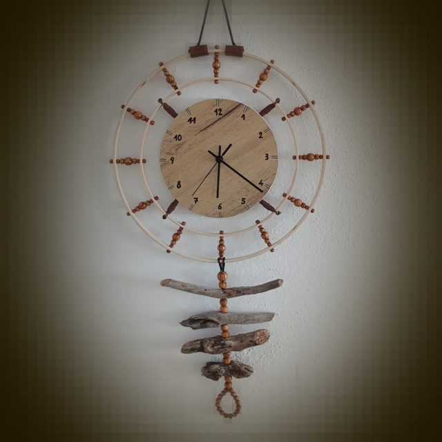 Uhr mit Treibholz