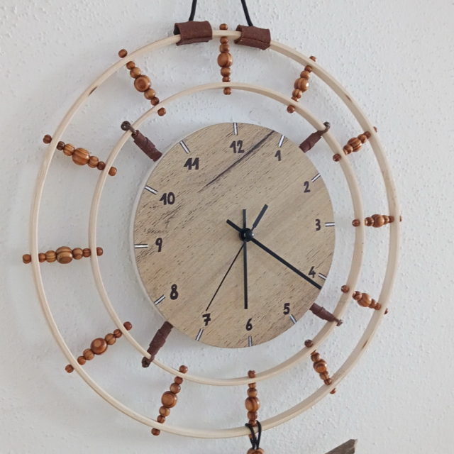 Uhr mit Treibholz
